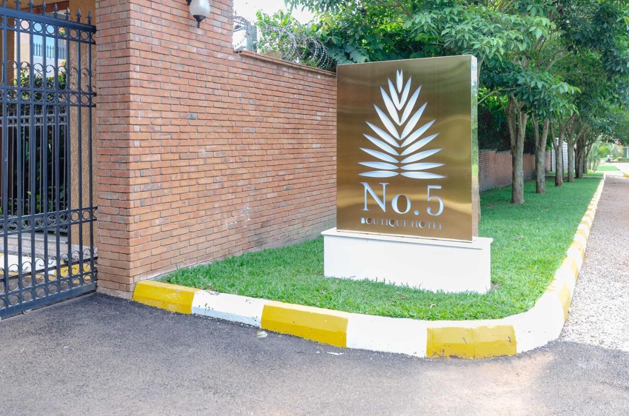 No 5 Boutique Hotel Limited เอนเทบเบ้ ภายนอก รูปภาพ